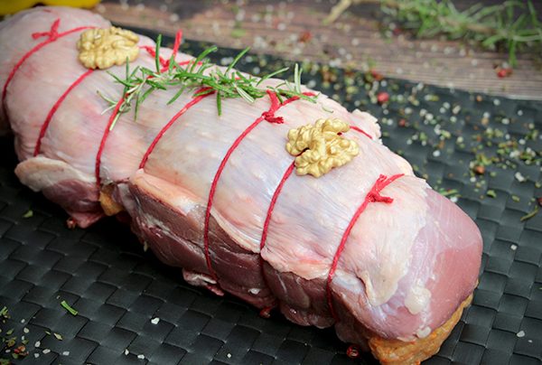 Perna de Peru recheada Com carne picada e nozes