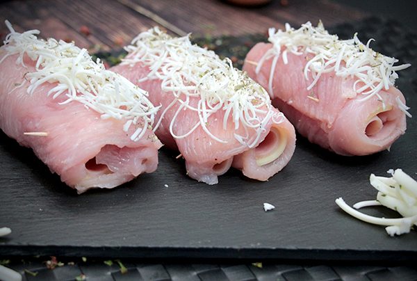 Bifes peru enrolados com queijo e fiambre