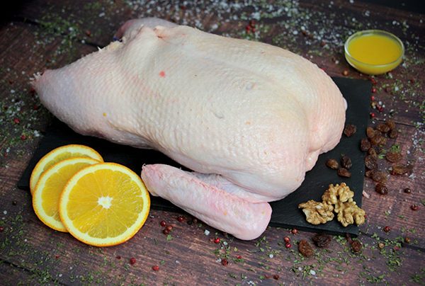 Pato recheado com carne picada e nozes