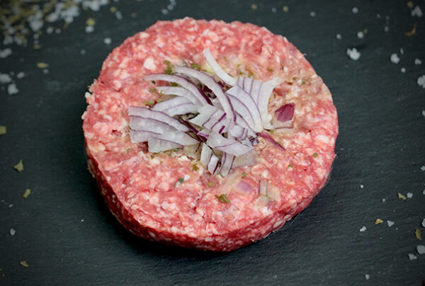 Hambúrguer da casa com cebola e salsa