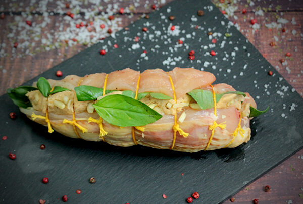 Peito de frango do campo recheado com manjericão, alheira, amêndoa