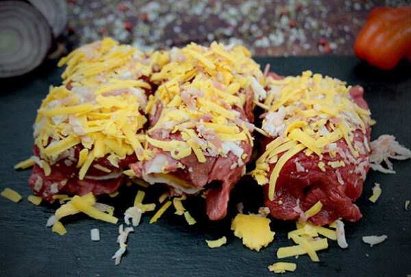 Bife de  novilho enrolados com queijo cheddar, bacon cogumelos.