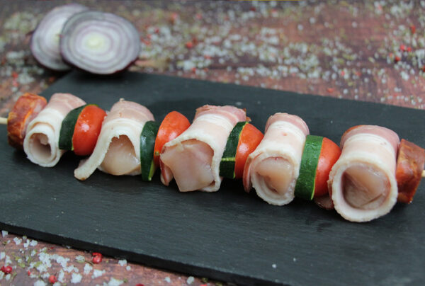 Espetada de Peru com bacon, curgete, tomate e chouriço.