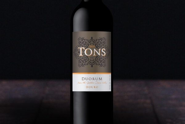 Vinho tinto tons do Duorum Douro
